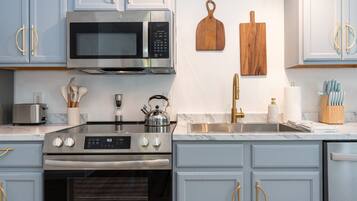 Fridge, oven, stovetop, dishwasher