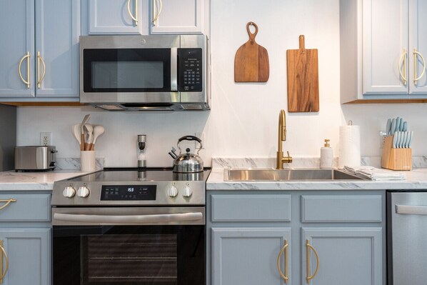 Fridge, oven, stovetop, dishwasher