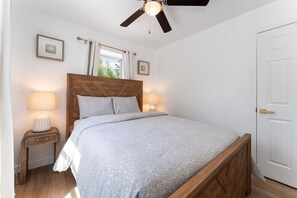 2 habitaciones, tabla de planchar con plancha y cuna de viaje