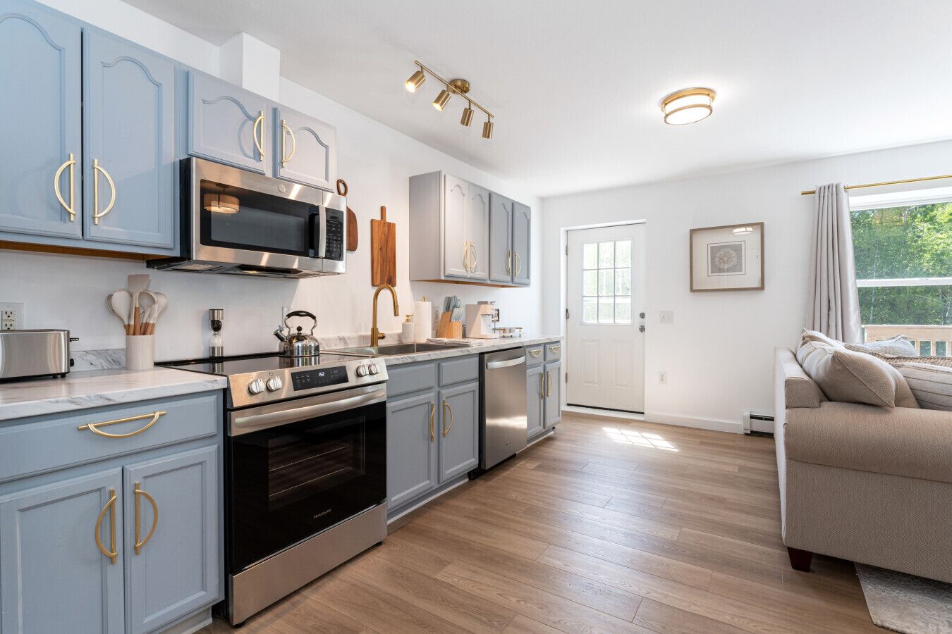 Kylskåp, ugn, spishäll och diskmaskin