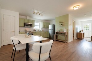 Toaster, cookware/dishes/utensils