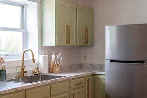 Toaster, cookware/dishes/utensils