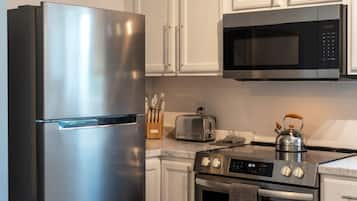 Toaster, cookware/dishes/utensils