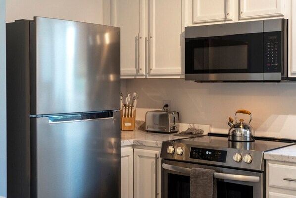 Toaster, cookware/dishes/utensils