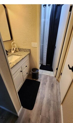 Hair dryer, towels, soap, shampoo - Cozy in Sooner Land (Norman)