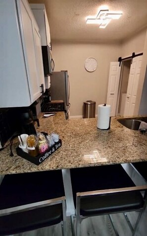 Microwave, oven, stovetop, dishwasher - Cozy in Sooner Land (Norman)