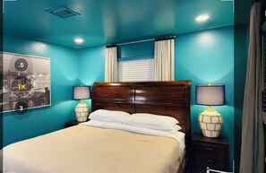 2 quartos, cofres nos quartos, escrivaninha