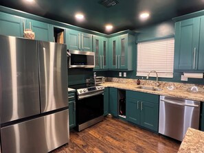 Geladeira, micro-ondas, fogão, cooktop