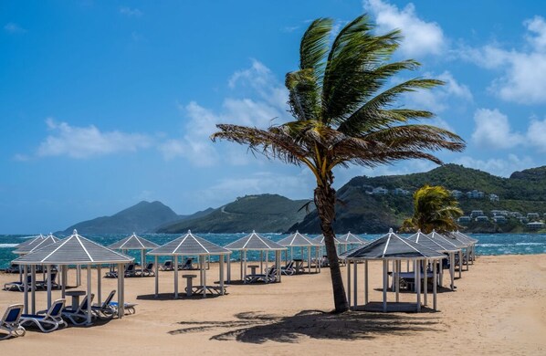Beach nearby, sun loungers, beach towels