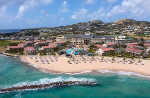 Playa en los alrededores, camastros y toallas de playa 