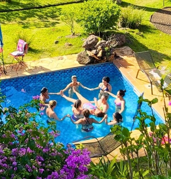 Suite | Kolam renang | Kolam renang outdoor, dengan payung kolam renang dan kursi berjemur