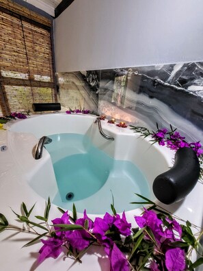 Suite | Baño | Regadera, amenidades de baño gratuitas, toallas, jabón 