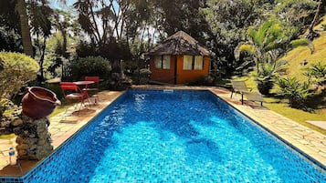 Piscina externa, guarda-sóis, espreguiçadeiras