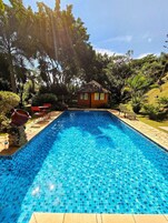 室外游泳池，池畔遮阳伞，日光浴躺椅