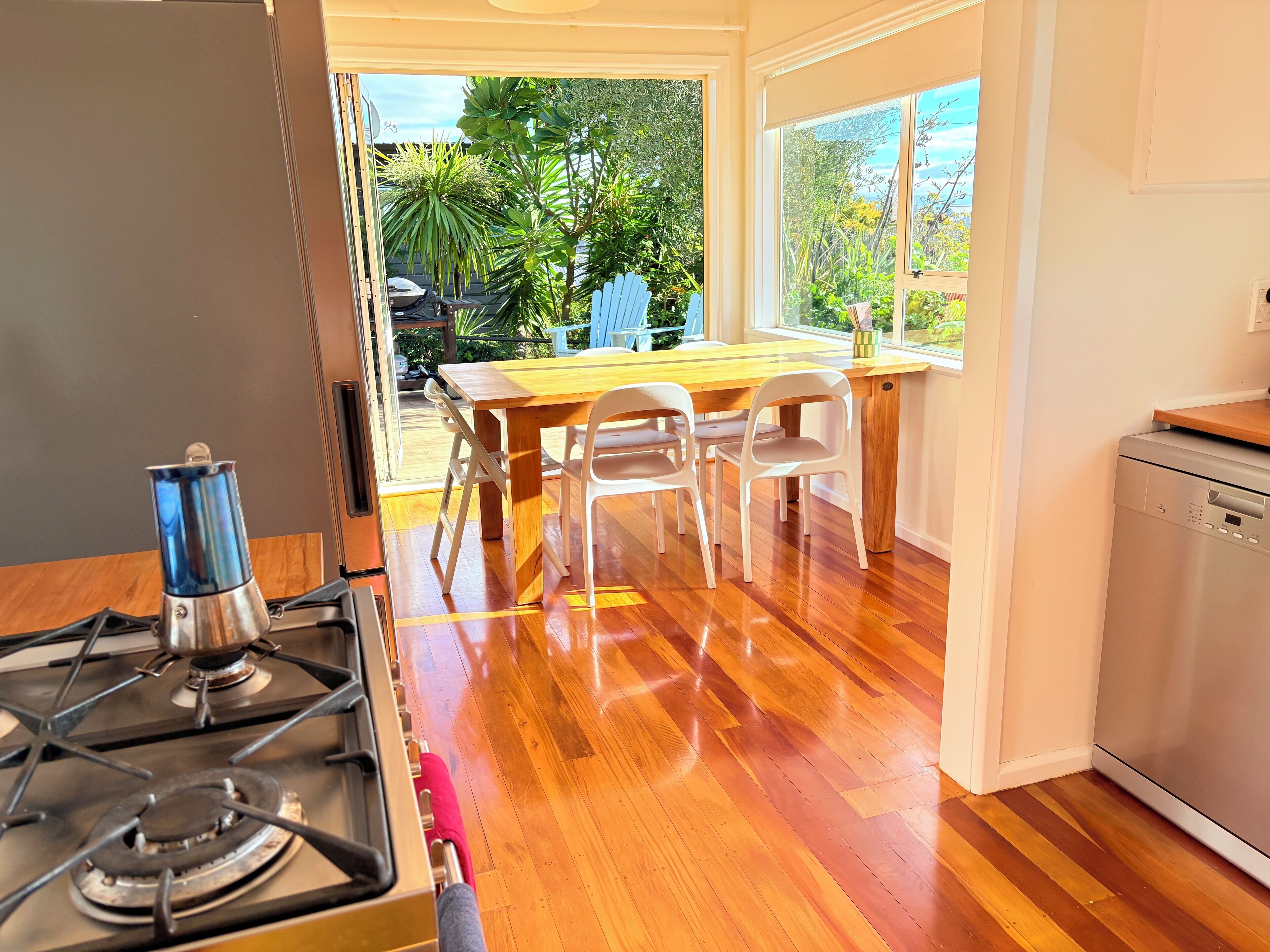 Fridge, oven, dishwasher, coffee/tea maker