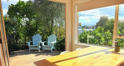 Warm & Sunny Bungalow Overlooking Vibrant Ahuriri Village. Perfect for families.