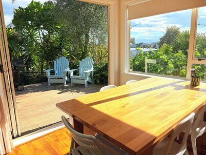 Warm & Sunny Bungalow Overlooking Vibrant Ahuriri Village. Perfect for families.