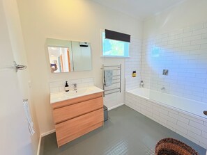 Hair dryer, towels, soap, shampoo - Warm & Sunny Bungalow Overlooking Vibrant Ahuriri Village. Perfect for families. (Napier)