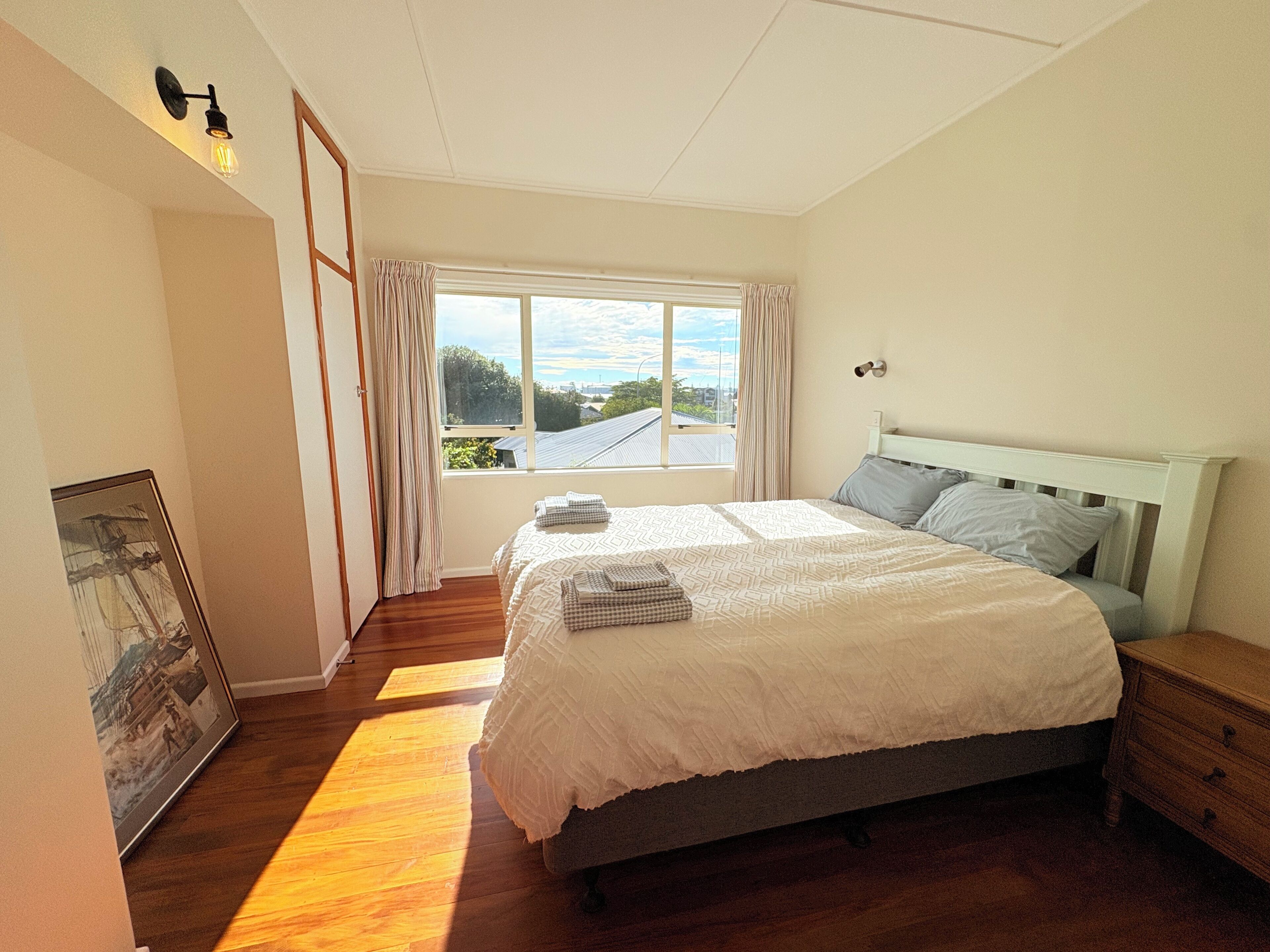 3 bedrooms, desk, iron/ironing board, travel cot