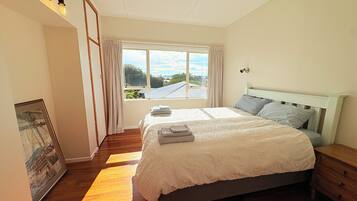 3 bedrooms, desk, iron/ironing board, travel cot