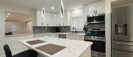 冷蔵庫、電子レンジ、オーブン、コンロ