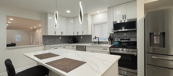 Spacious 4-bedroom house in lovely Lynbrook with WiFi, AC  free parking