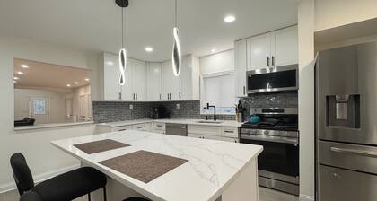 Spacious 4-bedroom house in lovely Lynbrook with WiFi, AC free parking