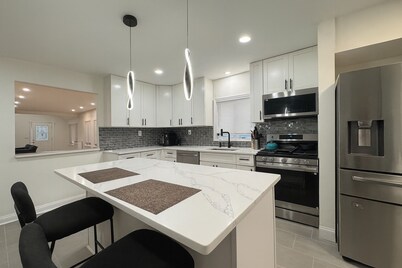 Spacious 4-bedroom house in lovely Lynbrook with WiFi, AC  free parking