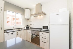 Refrigerador, microondas, horno, placa de cocina
