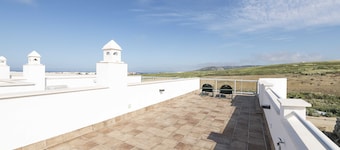 ATLANTERRA SUNSET HOME - Modern flat with shared pool only 10 minutes from the beach and w