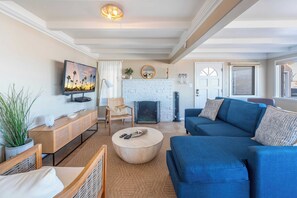 Interior - Coastal Bayside Condo Walkable to Sand & Surf (Newport Beach)