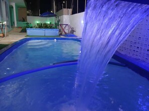 Una piscina cubierta