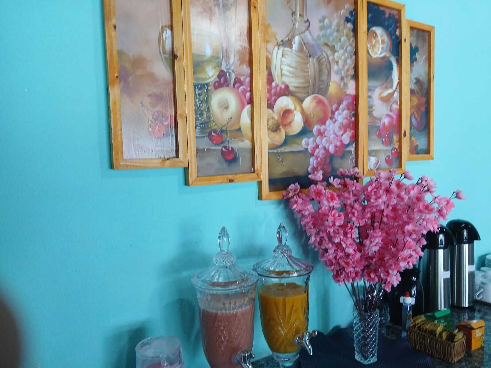 Café da manhã com buffet grátis todos os dias