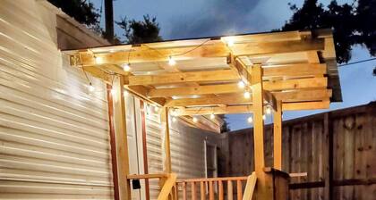 Charming 2-bedroom Mobile Home in Lake Charles with WiFi, Jaccuzy, Washer/Dryer