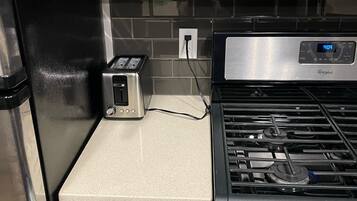 Réfrigérateur, un four, surface de cuisson, lave-vaisselle