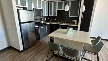 Réfrigérateur, un four, surface de cuisson, lave-vaisselle