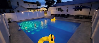 Historic Luxury Estate, Pool/ Hot Tub, Bourbon Trail, Louisville Retreat