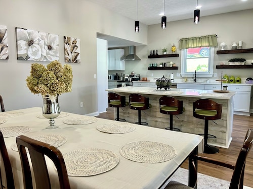 Historic Luxury Estate, Pool/ Hot Tub, Holiday Retreat 45 min. to Louisville 