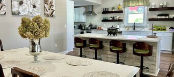 Historic Luxury Estate, Pool/ Hot Tub, Holiday Retreat 45 min. to Louisville 