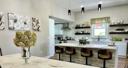 Historic Luxury Estate, Pool/ Hot Tub, Holiday Retreat 45 min. to Louisville