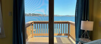 Oceanfront Escape: Deck & Granite Steps to Shore
