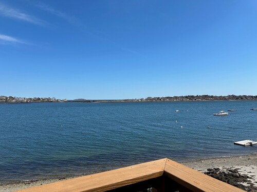 Oceanfront Escape: Deck & Granite Steps to Shore