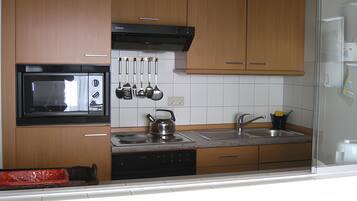 Kühlschrank, Mikrowelle, Ofen, Herdplatte