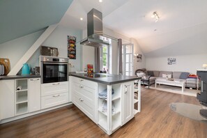 Fridge, oven, stovetop, dishwasher - Apartment 'Schlafmütze' with Shared Terrace, Shared Garden and Wi-Fi (Cuxhaven)