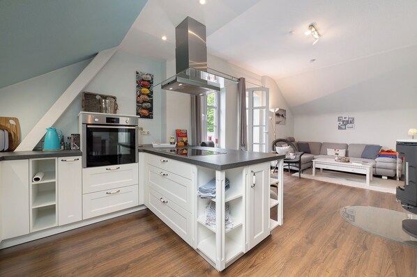 Kühlschrank, Ofen, Herdplatte, Geschirrspüler