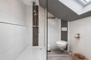 Shower, hair dryer, towels - Apartment 'Schlafmütze' with Shared Terrace, Shared Garden and Wi-Fi (Cuxhaven)