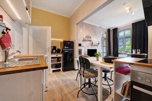 Fridge, oven, stovetop, dishwasher - Apartment 'Ida' with Private Terrace, Shared Garden and Wi-Fi (Cuxhaven)