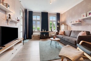 TV - Apartment 'Ida' with Private Terrace, Shared Garden and Wi-Fi (Cuxhaven)