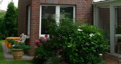 Ferienhaus 'Kleins Huus' mit gemeinsamer Terrasse, gemeinsamem Garten und Wi-Fi