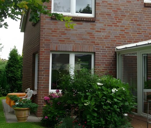 Ferienhaus 'Kleins Huus' mit gemeinsamer Terrasse, gemeinsamem Garten und Wi-Fi